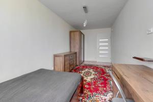 格但斯克Summer 2 by Grand Apartments的一间卧室配有一张床和地毯