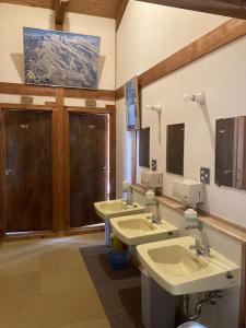 上山市Zao Pension Aramiya - Vacation STAY 40314v的浴室设有3个水槽和2面镜子