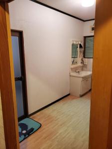 京丹后市Kotohi - Vacation STAY 16047的客房设有带水槽和镜子的浴室