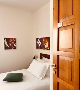 努奥罗Carrales Guest House的一间卧室设有一张床和一个开放式门