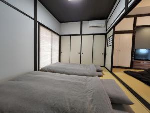 富山Toyama - House - Vacation STAY 19675v的一间带两张床和电视的卧室