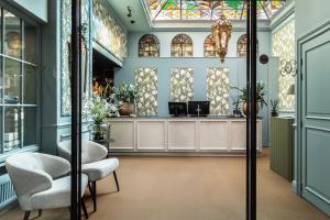 布鲁日Hotel De Orangerie by CW Hotel Collection - Small Luxury Hotels of the World的一个带两把椅子的沙龙和候机室