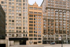 芝加哥Sonder The Plymouth的一座城市里有很多窗户的大型建筑