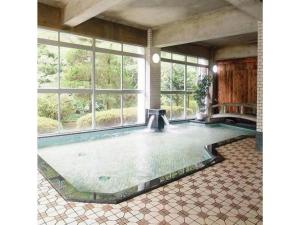 上川Houraku - Vacation STAY 23215v的一间大型客房,窗户前设有游泳池