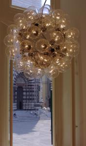 热那亚Palazzo Cicala的大楼内带灯的大型玻璃吊灯