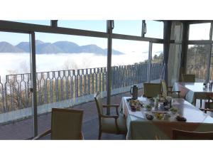 KyōmendaoIkoi no Mura Shimane - Vacation STAY 27386v的餐厅设有桌椅和大窗户。