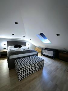 萨拉热窝Plaza Apartments的一间卧室配有一张床和一台平面电视