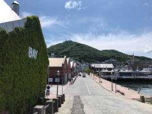 函馆Hotel Tetora Yunokawaonsen - Vacation STAY 30541v的一条小山水边的街道