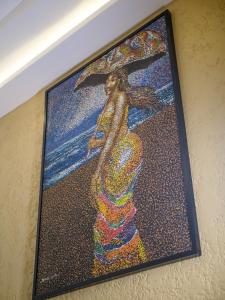 拉各斯Oliver Twist Hotel的墙上一幅画中的女人的照片