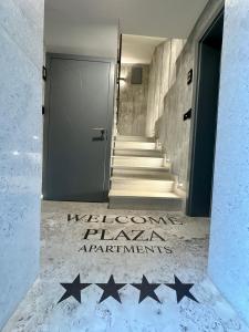 萨拉热窝Plaza Apartments的走廊上设有门,地板上星星空