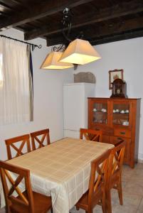 阿古伊梅斯Casa Rural Los Suárez的一间带桌椅和橱柜的用餐室