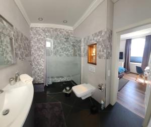 SeehausenLuna et Sol - Haus Am See Seeblick-Apartment的带浴缸、盥洗盆和卫生间的浴室