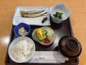 函馆Hotel Tetora Yunokawaonsen - Vacation STAY 30728v的饭,鱼和蔬菜的托盘