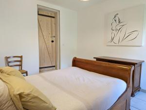 Roullet-Saint-EstèpheUn gîte en Charente, gîte 4 étoiles的卧室配有床、桌子和门