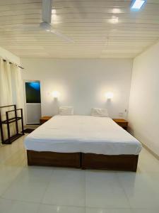 波隆纳鲁沃New hotel canel park的一间卧室,卧室内配有一张大床