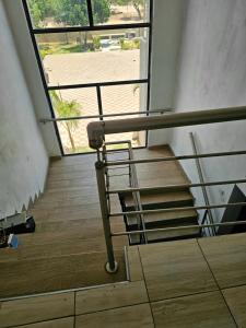 马翁Luxe Haven Suites的窗户房间里带金属栏杆的楼梯
