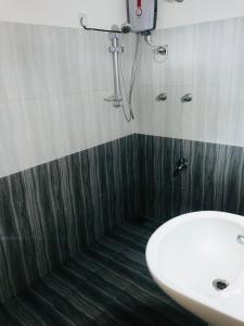 波隆纳鲁沃New hotel canel park的一间带水槽和白色水槽的浴室