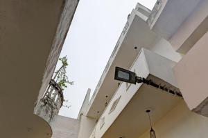 克久拉霍Super OYO Madpackers Khajuraho的享有建筑天花板的景色