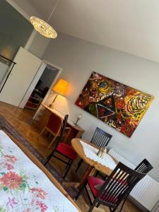 巴特弗斯劳Villa Pazelt Top4的一间设有桌椅和壁画的房间