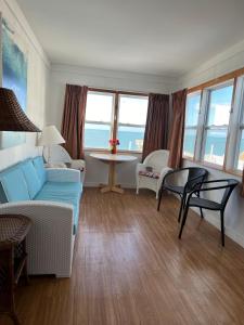 马拉松克殖民地海滩汽车旅馆的客厅配有沙发、椅子和桌子