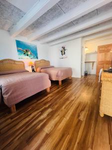 马拉松克殖民地海滩汽车旅馆的一间卧室设有两张床,铺有木地板
