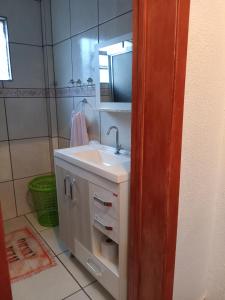 新汉堡市Apartamento das Azaléias térreo的一间带水槽和镜子的浴室