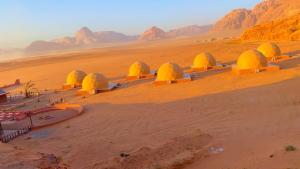 瓦迪拉姆Wadi Rum Ali Bubble camp的沙漠中间的一群圆顶