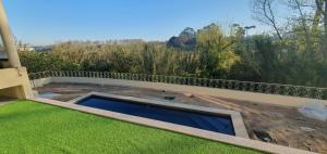 阿祖拉拉Azurara Guesthouse的绿草阳台的游泳池