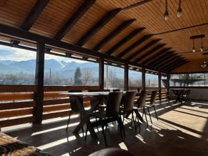 克尔茨什瓦拉乡La Văru的一间设有桌椅的山景用餐室