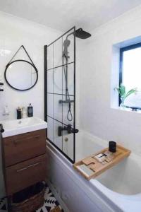 克罗索恩Oasis in English Village的带浴缸、水槽和淋浴的浴室
