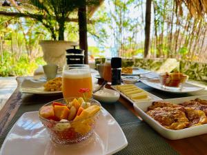巴尔Hotel Playa Scondida的餐桌上放着盘子和一碗水果