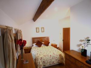 埃斯克代尔Renovated 5 Bedroom Farmhouse in Picturesque Eskdale, Lake District的一间卧室,床上放着鲜花