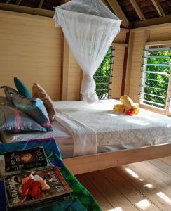 Hog HarbourHideaway Paradise Beach Bungalows的一间卧室配有一张带蚊帐的床