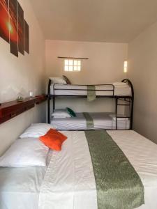 SomotoHostal San José的一间卧室配有两张双层床和毛巾
