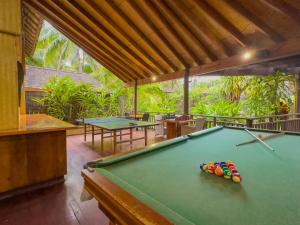 拉罗汤加圣拉罗汤加海滩酒店（仅限成人）的一张台球桌,房间带两张桌子