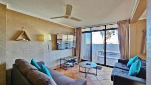 卡尔巴里Riverview Holiday Apartment 13 - Kalbarri, WA的带沙发和大窗户的客厅