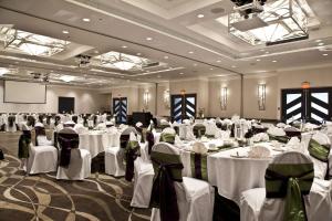 纳奈莫海滨堡垒酒店的宴会厅配有白色的桌椅
