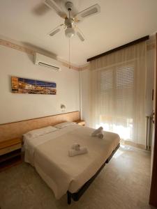 里米尼villa Anny的一间卧室配有一张床和吊扇