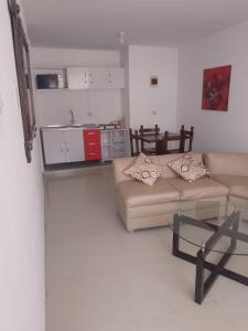 卢林Departamentos en Playa Pulpos HOSPEDAJE DELFINES HOUSE的客厅配有两张沙发和一张桌子