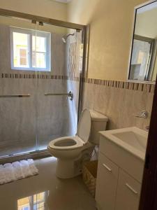 拉纳韦贝Serenity Escape的浴室配有卫生间、淋浴和盥洗盆。