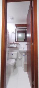 巴兰基亚Hostal El Recreo的一间带卫生间、水槽和镜子的浴室