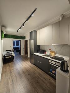 地拉那Sky Apartaments city center的厨房配有白色橱柜和台面