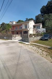 苏佩塔斯卡德拉加Apartments by the sea Supetarska Draga - Donja, Rab - 5042的路边有停车位的房子