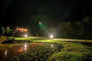 格拉玛多Cabanas da Fazenda / 02的夜晚在草地上灯火通明的房子