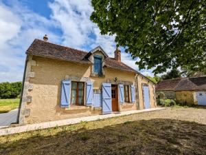 SaulnayGîte Saulnay, 3 pièces, 5 personnes - FR-1-591-86的一座带蓝色百叶窗的古老石屋