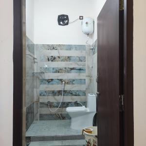 库姆巴科纳姆Maha Periyava Kuteeram的带淋浴和卫生间的浴室。
