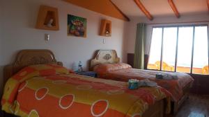 Comunidad YumaniInti kala lodge的一间卧室设有两张床和窗户。