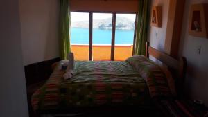 Comunidad YumaniInti kala lodge的一间卧室设有一张床,享有窗户的景色