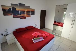 克拉伦代克路德廊 - 博内尔度假屋的一间卧室设有红色的床和玻璃淋浴间