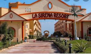 艾因苏赫纳Lasirena Resort Aqua Park-Family Only的一座建筑,上面标有阅读 ⁇ 萝度假村的标志